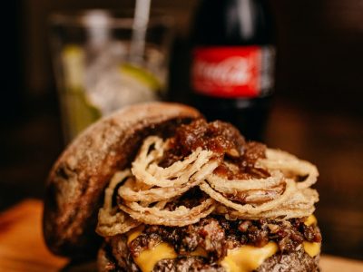 burger-sandwich-and-cola-on-wooden-surface-2983104